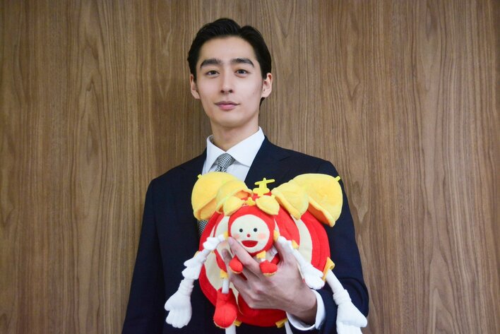 【写真】たくさんの“めざましくん”を抱えて笑顔を見せる濱尾ノリタカ