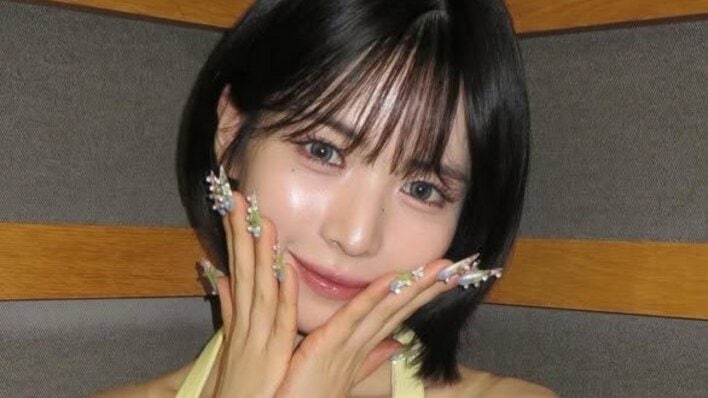 【画像7枚】「透明感えぐ過ぎ」NiziU・MAYA 美腹筋輝く爽やか衣装ショットを見る