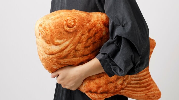 【ニトリ】累計490万個超えの大人気クッションに新顔！“たい焼き＆ワッフル”のやわらかい触り心地がたまらない！実物参考に「試作を重ねてふっくらと…」