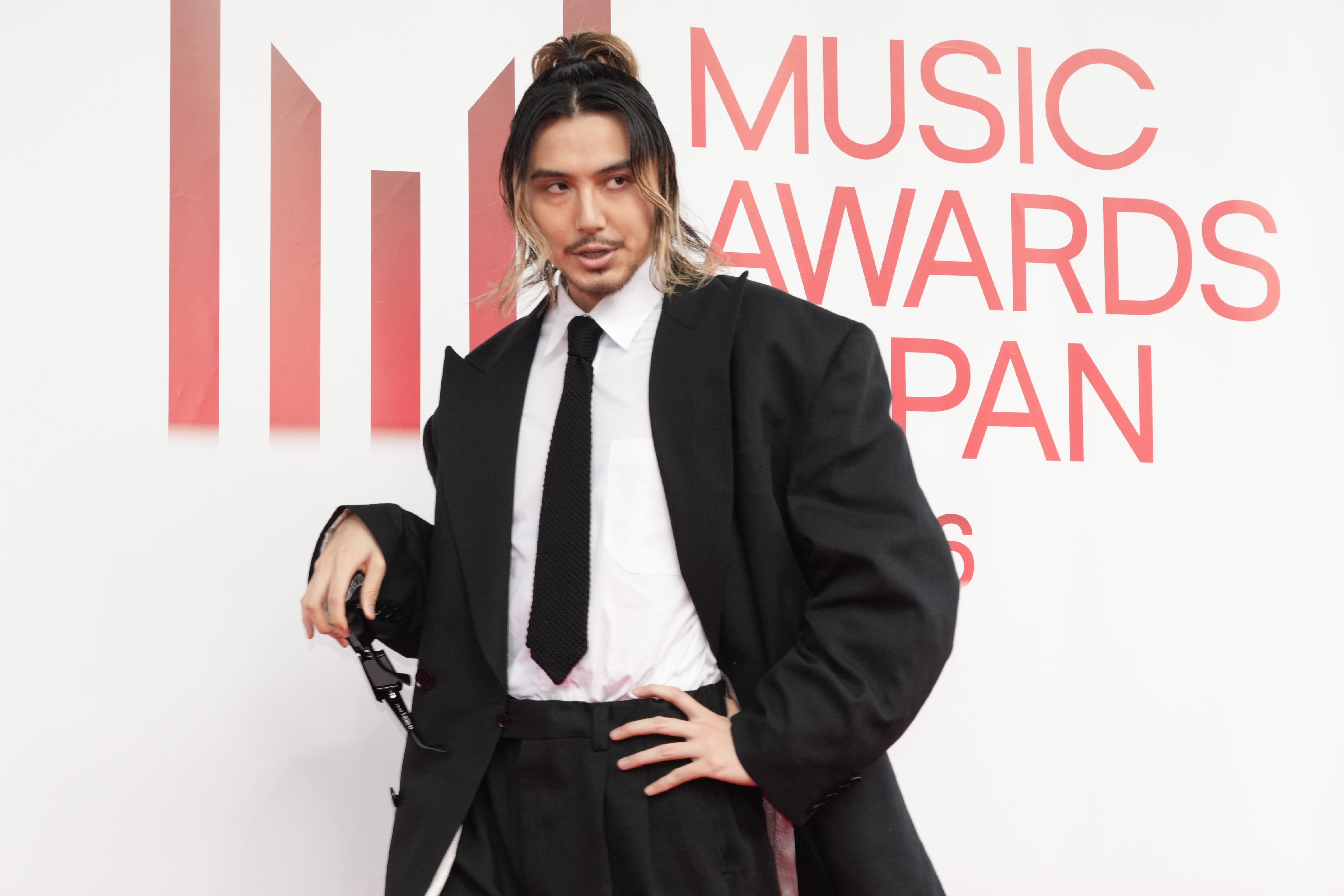 Fujii Kaze（藤井風）が観客と触れ合い大歓声！ハーフアップ