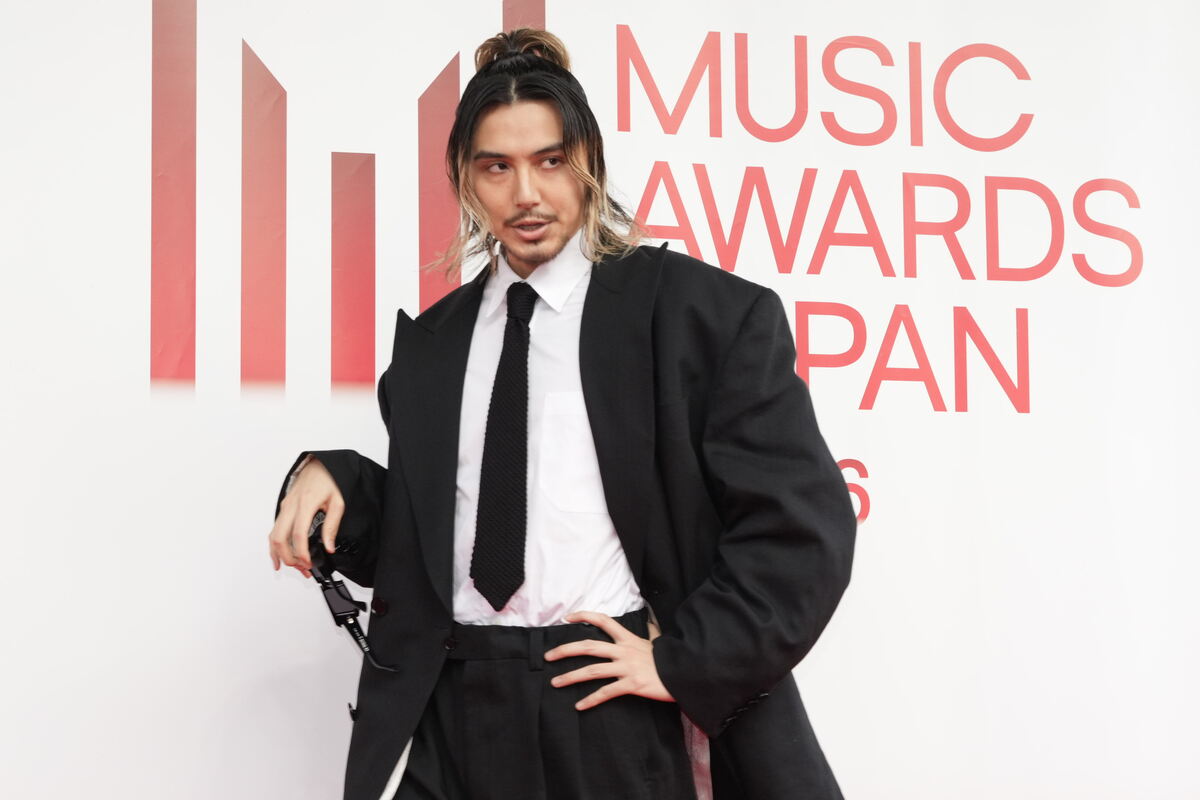 Fujii Kaze（藤井風）が観客と触れ合い大歓声！ハーフアップ