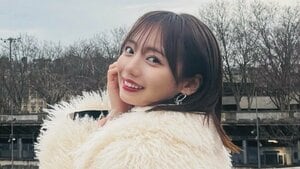 齊藤京子 パリで美脚＆美デコルテ全開！エッフェル塔との絵になる写真や生歌唱も「まさかパリで歌う日が来るなんて…」