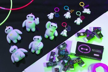 ディズニーで“光るベイマックスグッズ”登場！甘いひんやりメニューも新発売 見た目華やかなスイーツがめじろ押し