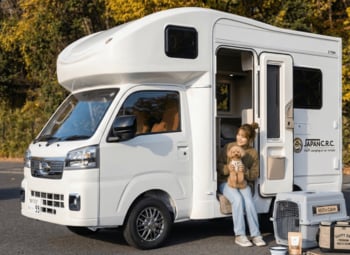レンタルキャンピングカー利用者の6組に1組が「愛犬と車中泊」JAPAN C.R.C.がペット同伴旅を後押し