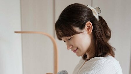 第1子出産・藤井サチ 生まれたばかりの我が子抱いた親子ショット披露！透明感ある髪色をした息子の姿に「愛おしい髪の毛」「ふわふわで可愛すぎる」