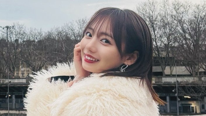 齊藤京子 パリで美脚＆美デコルテ全開！エッフェル塔との絵になる写真や生歌唱も「まさかパリで歌う日が来るなんて…」