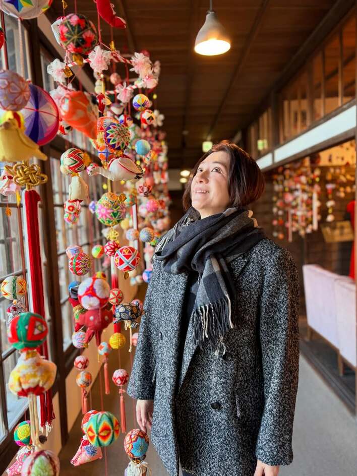 【画像17枚】「優しい笑顔が素敵」野々村友紀子が高級旅館の日本庭園を前にくつろぐ姿や豪華料理を堪能する様子を見る