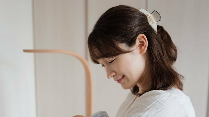 第1子出産・藤井サチ 生まれたばかりの我が子抱いた親子ショット披露！透明感ある髪色をした息子の姿に「愛おしい髪の毛」「ふわふわで可愛すぎる」