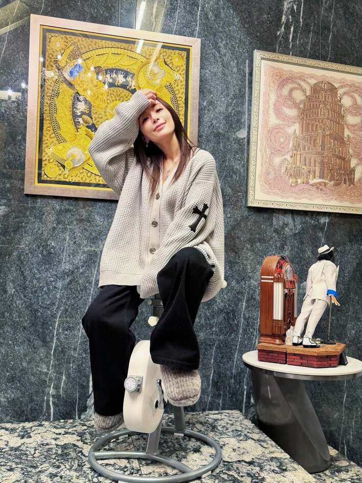 浜崎あゆみ 模様替え中自宅の高級感あるソファ披露！ファー素材の上で