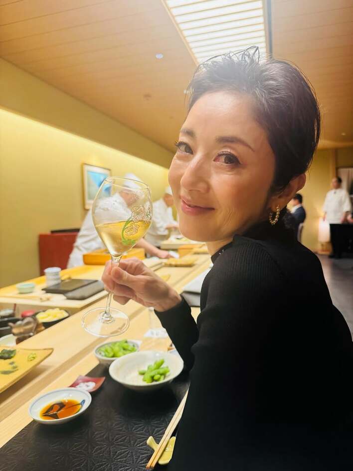 高岡早紀(52) グラス片手に“ほろ酔いプライベートショット”公開！日本