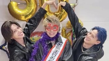 岸優太30歳の誕生日を平野紫耀＆神宮寺勇太が盛大にお祝い！特大ハートやノリノリでダンスを披露「照れてる岸くんかわいすぎる！」