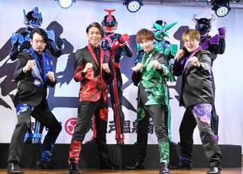 元戦隊ヒーローの純烈が20年ぶりのアクションに苦戦？「敵側が上手ければなんとかなる」