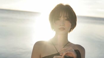 岡崎紗絵 美デコルテ際立つ黒ドレスショットやキャミソールの部屋着姿を披露！20代最後の写真集発売 グアムで撮影の透明感あふれる先行カット