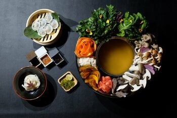 ヴィーガン仕様のフルコース鍋ディナー誕生 |城崎温泉・小林屋、食の多様性に寄り添う新メニュー「発酵 X 花鍋コース」を販売開始