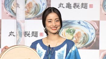上戸彩 普段から「子ども2人と食べに行く」釜揚げうどんをすする