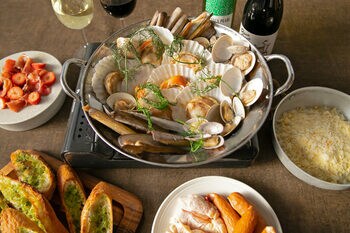 寒い季節は貝鍋×BBQで決まり！冬のあったかプラン新登場！三井アウトレットパーク マリンピア神戸内にある「LAGOON BBQ CLUB」にて。