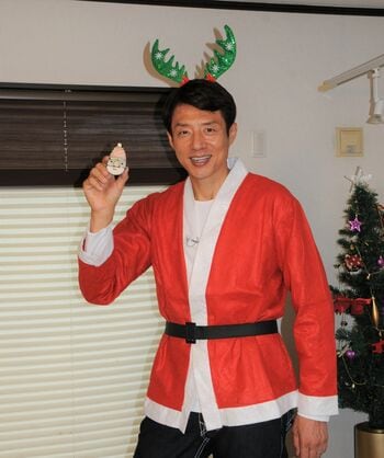 松岡修造 サンタクロースのデコ巻きずしに挑戦「口の中がメリークリスマス！」