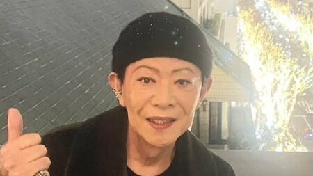 美川憲一(79) 若き頃の“全力ダッシュ”姿に「レア」「新鮮でビックリ」と反響！波迫る海辺でまるで浮遊したカメラ目線ショット披露