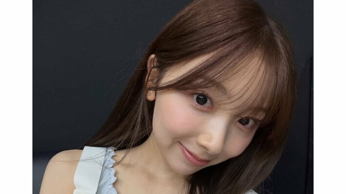NiziU・MIIHI “NINA激推し”退勤ショット公開にファン大歓喜！“激レア”な姿でじっとこちらを見つめる表情に「反則な笑み」「天使すぎ」