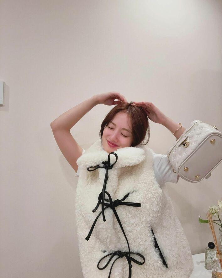 かっ可愛い」谷まりあ 大胆背中ドレス＆もふもふ姿公開 “表情七変化”も