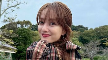 「大人の魅力」谷まりあ 口をキュッととがらせた“愛嬌ショット”を披露！秋香るチェック柄コーデでお出かけ満喫「天使」「笑顔に癒された」