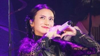 柴咲コウ “絶対領域”見せの超ミニスカ×ニーハイ姿を披露！華やかな黒レースドレスや美脚際立つシースルーボトムでのステージジョットに反響