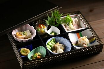 【源泉のお宿 湯河原千代田荘】夏の湯河原を味わう、彩り豊かな夕食膳の提供開始