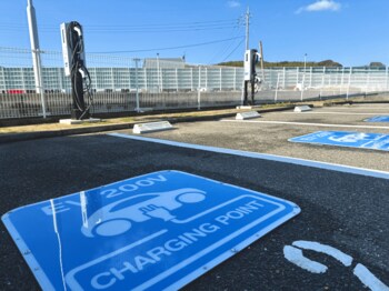 【コンフォートイン21ホテル】EV充電器を設置