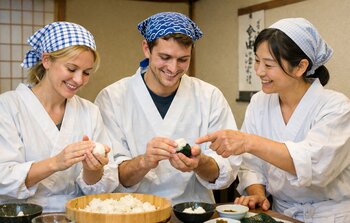 日本米の魅力を世界へ発信100年古民家で訪日客向け初めてのおにぎり作り体験を販売開始