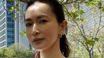 長谷川京子 上品なマリンコーデに「スカートが何ともステキ」と反響！大人なポニーテールスタイルでたたずむ姿にファンくぎ付け