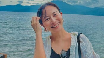 夏休みに北海道満喫！比嘉愛未 とうもろこしを頬張る姿や大自然に囲まれる姿などプラベ大放出に「最高のおすそ分けです」