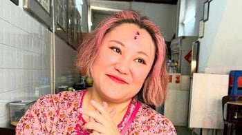 「ジュエリーかと思った！」バービー おでこに起きた“嘘みたいな写真”公開！マレーシアの街並みと相まって勘違いする人続出！