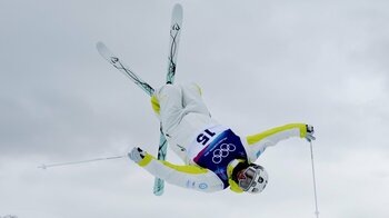 鬼滅と東リべが“五輪デビュー”する姿をカメラが捉えた！海外選手の日本愛ダダ漏れなスタイルに反響【ミラノ・コルティナ五輪】