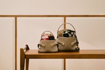 【FERRAGAMO】母の日に贈る、フェラガモを象徴するアイコニックなアイテムギフトセレクション