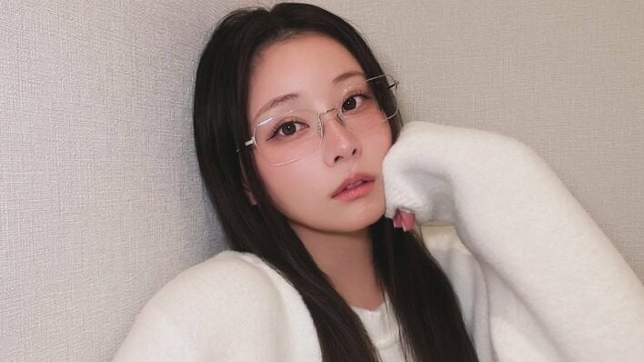 「雰囲気変わった」重盛さと美 ばっさりヘアカットのイメチェン姿を公開！「くびれも自慢したい奴」スタイル際立つショットにも注目