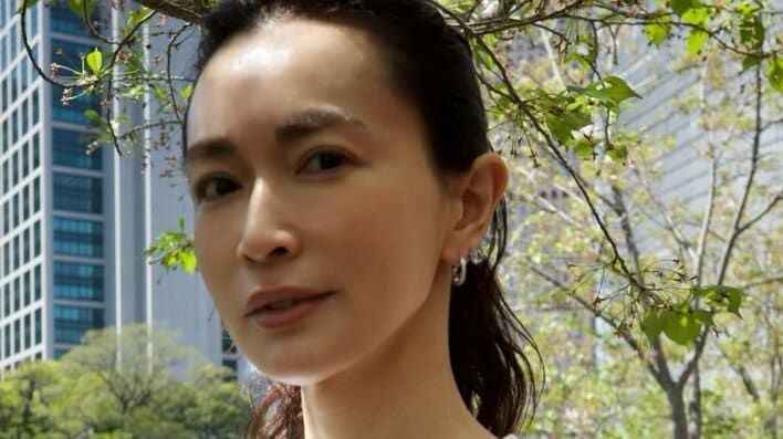 長谷川京子 上品なマリンコーデに「スカートが何ともステキ」と反響！大人なポニーテールスタイルでたたずむ姿にファンくぎ付け