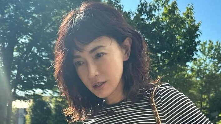 長谷川京子(47) 鍛えられた“11字腹筋”が美しいヘソ出しコーデを披露！「憧れる」「かっこいい」と絶賛
