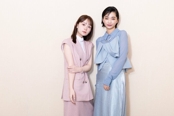 【写真23枚】クール＆かわいい見上愛＆畑芽育の撮りおろしカットを見る