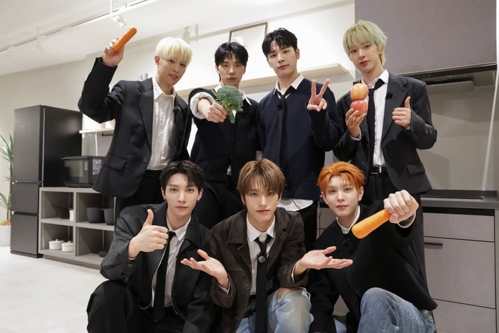 【画像9枚】NEXZが会社を発足！？メンバーが個性豊かな役職でAI家電を調査する様子を見る