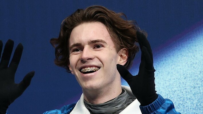 米・ヤフーが取り上げたSF映画風衣装姿が“そっくり”と話題！「映画から出てきたかと」鎧風衣装で舞う氷上の姿に「衣装ワンダフル！」「衣装本気度高くて…」【ミラノ・コルティナ五輪】