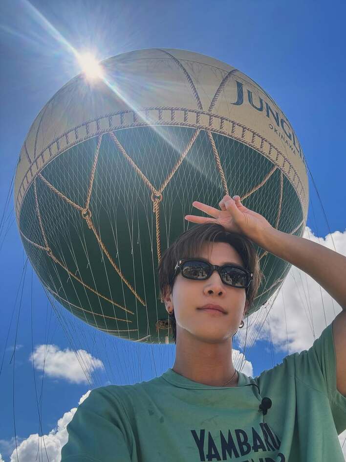 ビジュ良すぎてて歓喜」岩田剛典 話題の『ジャングリア沖縄』で悩殺