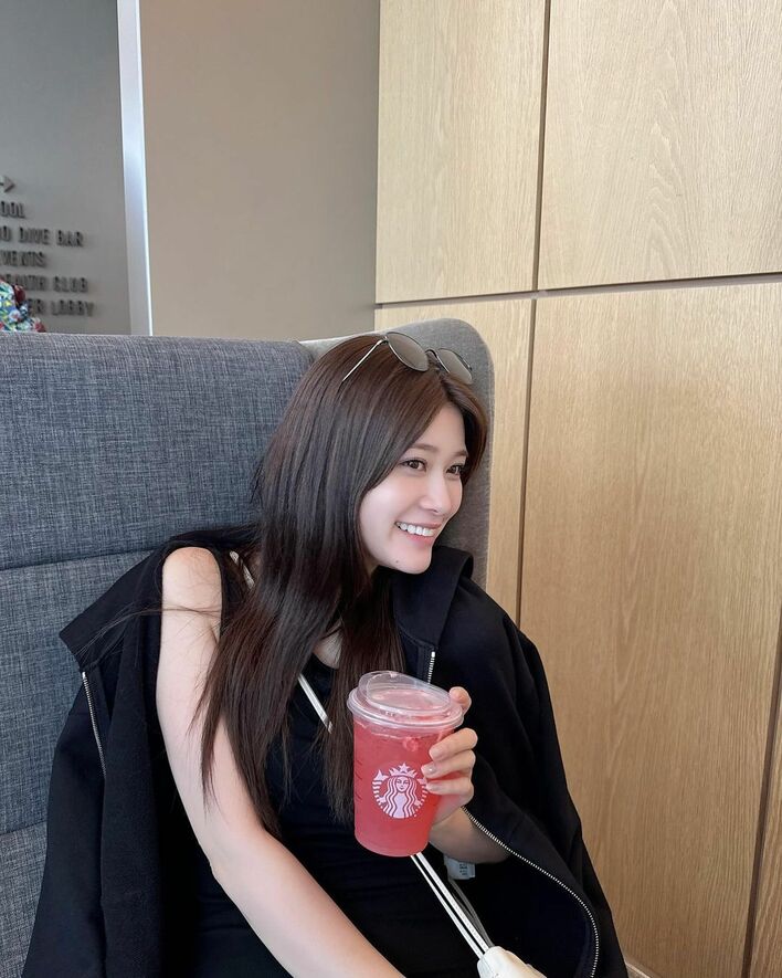 めるる 初LAで海外ガールに！黒のミニワンピ＆前髪なしヘアを披露