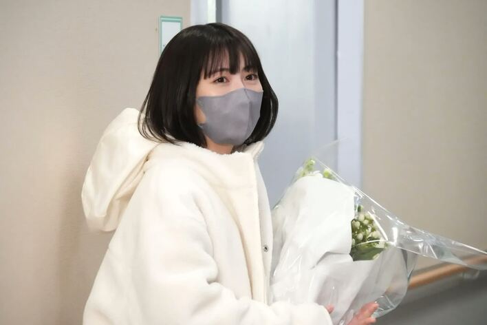 ドクターホワイト』浜辺美波が撮了！「幸せな楽しい笑いが溢れる現場で