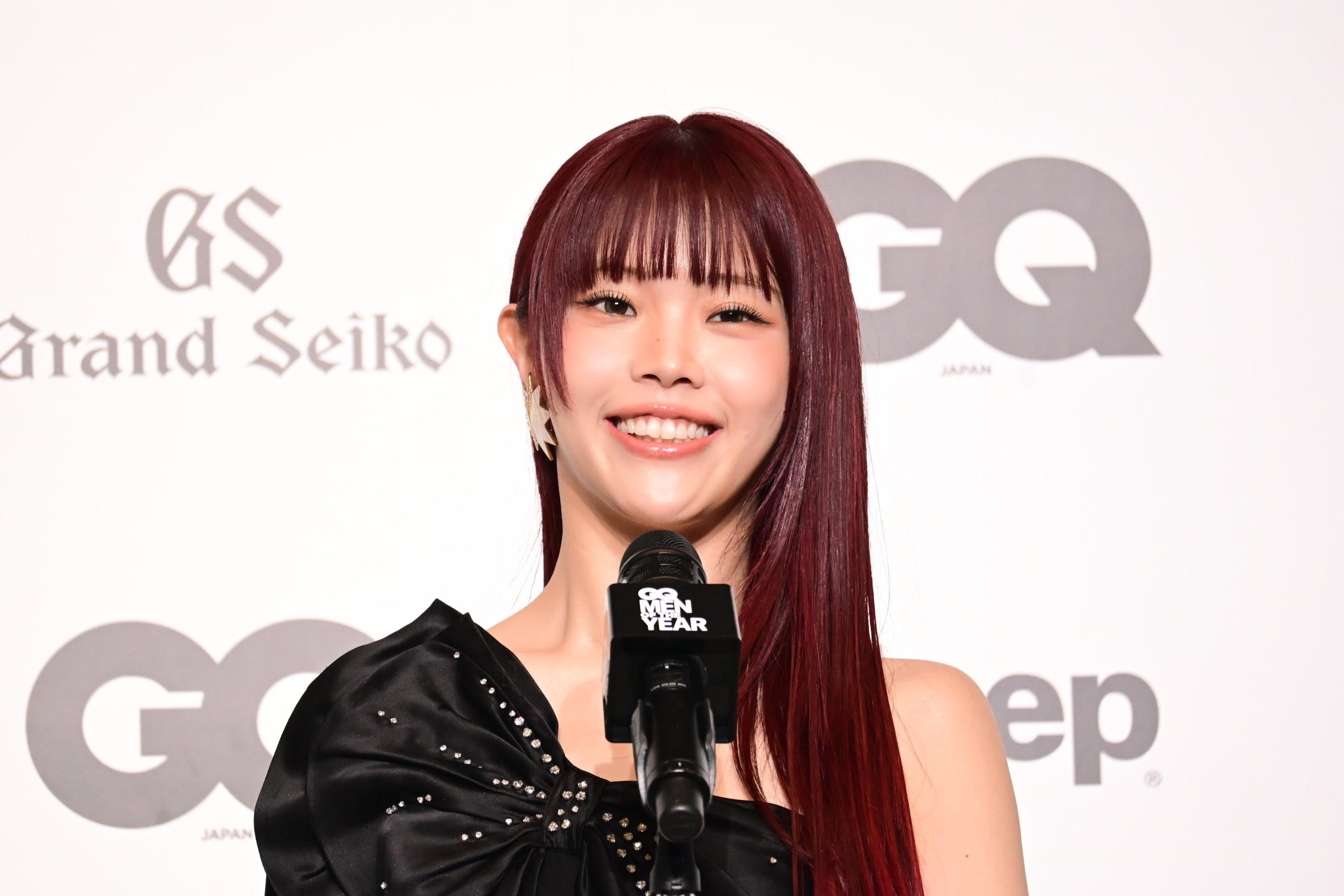 肩出しブラックドレスで喜び！アイナ・ジ・エンド『革命道中』の大ヒットに「自分自身が革命の道中にいる」【GQ MEN OF THE YEAR 2025】