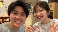愛くるしさ満点生後1カ月長女が“風船遊び”に夢中な姿を公開！華金カップル 小さなおててをバンザイ我が子との幸せショットに「尊すぎる」