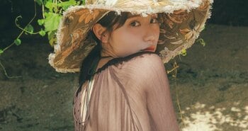 ばんばんざい・みゆ 初写真集で美背中まぶしい水着カット披露！YouTuber活動6年を振り返って「いい意味で記憶がない」と告白