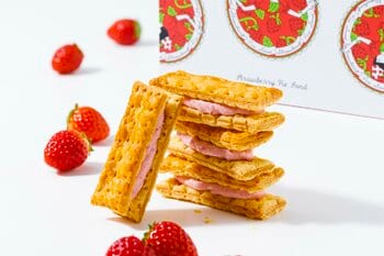 ＜ イチゴのつぶつぶ食感 ＞サクッと軽やか、ほどけるパイサンド。【イチゴショップ ｂｙ ＦＲＡＮCＡＩＳ】より、 『イチゴパイサンド』を4月17日（金）より新発売！