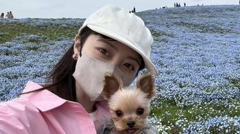 橋本環奈 オフ感あふれるコーデで愛犬たちとのプライベートショット公開！ファンへの感謝＆意気込みに「私の癒しです」と反響