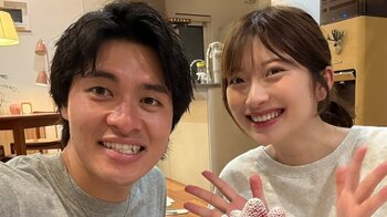 愛くるしさ満点生後1カ月長女が“風船遊び”に夢中な姿を公開！華金カップル 小さなおててをバンザイ我が子との幸せショットに「尊すぎる」
