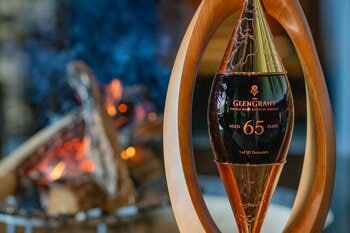 世界限定151本の希少なシングルモルトウイスキー「グレングラント 65年」開封式を開催　bar hotel箱根香山